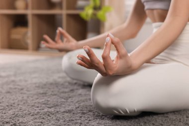 Spor kıyafetleri içinde meditasyon yapan bir kadın, yakın plan. Metin için boşluk