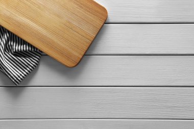 Boş tahta ve peçete beyaz ahşap masa üzerinde, üst görünümü metin için boşluk ile