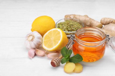 Beyaz masada farklı soğuk algınlığı ilaçları. Öksürük tedavisi