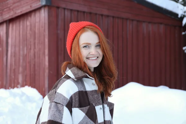 Portret Pięknej Młodej Kobiety Śnieżny Dzień Świeżym Powietrzu Zimowe Wakacje — Zdjęcie stockowe