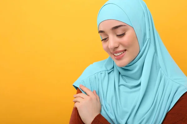 带有橙色背景的头巾的穆斯林妇女画像 文字空间 — 图库照片