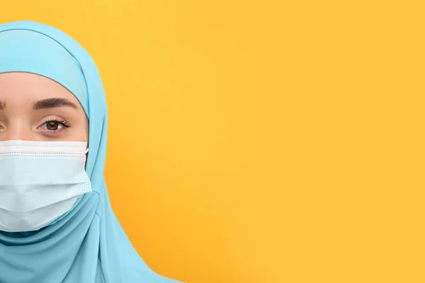 Mujer Musulmana Hiyab Máscara Médica Sobre Fondo Naranja Espacio Para — Foto de Stock