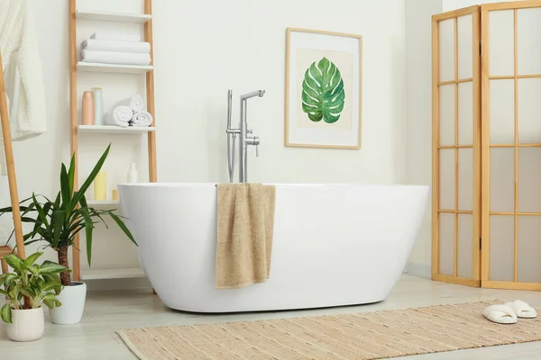 Stilvolles Badezimmer Mit Schöner Badewanne Und Zimmerpflanzen — Stockfoto