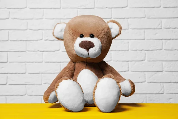 Cute Teddy Bear Yellow Wooden Table White Brick Wall — Stock Photo, Image