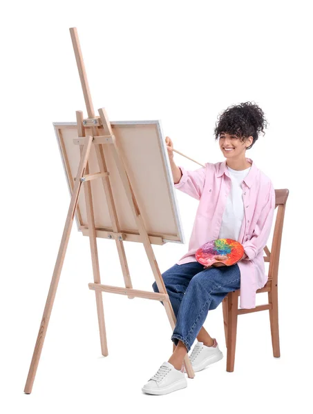 Молодая Женщина Рисует Мольберте Белом Фоне — стоковое фото