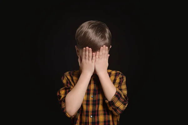 Мальчик Закрывает Лицо Руками Черном Фоне Детские Издевательства — стоковое фото