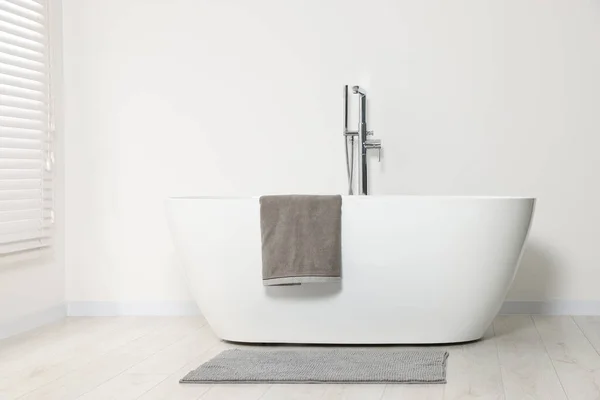 Elegante Baño Interior Con Bañera Cerámica Toalla Rizo —  Fotos de Stock