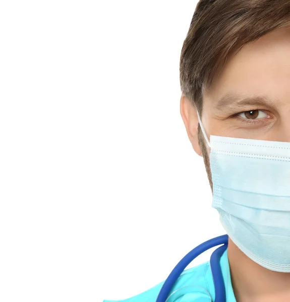 Beyaz Arka Planda Koruyucu Maskesi Steteskopu Olan Doktor Tıp Asistanı — Stok fotoğraf