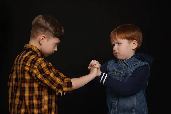 Dois Rapazes Lutar Fundo Branco Intimidação Infantil — Fotografia de Stock