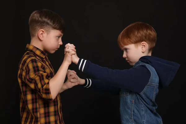 Siyah Arka Planda Kavga Eden Iki Çocuk Çocukların Zorbalığı — Stok fotoğraf