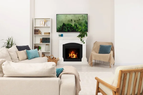 居心地の良いソファ テレビ 暖炉付きのスタイリッシュなリビングルームのインテリア — ストック写真