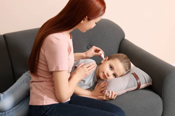 Μητέρα Στάζει Φάρμακα Στο Αυτί Της Κόρης Στο Σαλόνι — Φωτογραφία Αρχείου