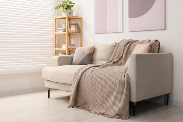 Interior Ruang Tamu Bergaya Dengan Sofa Nyaman Dan Rak Kayu — Stok Foto