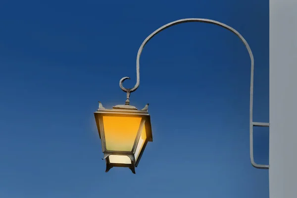 Aangezet Hangende Straatlamp Ouderwetse Stijl Gebouw — Stockfoto