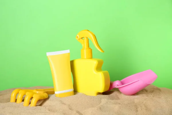 Zonneproducten Plastic Strandspeelgoed Zand Tegen Een Groene Achtergrond — Stockfoto