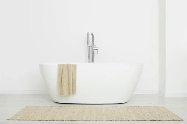 漂亮的白色浴缸 浴室里有毛巾 室内设计 — 图库照片