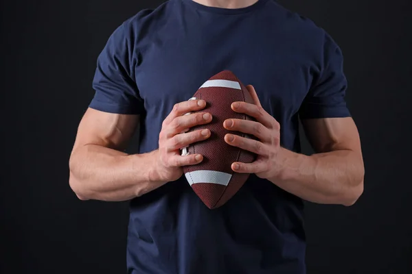 Athletischer Mann Mit American Football Ball Auf Schwarzem Hintergrund Nahaufnahme — Stockfoto