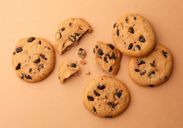 Delicious Chocolate Chip Cookies Beige Background Flat Lay — Stock Photo, Image
