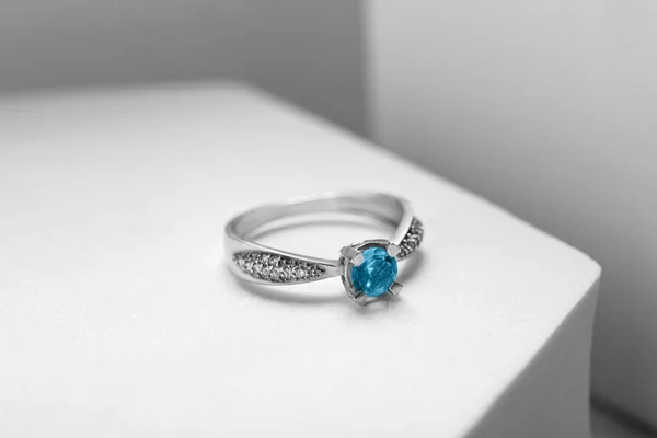 Anel Bonito Com Pedra Preciosa Azul Claro Pódio Branco Jóias — Fotografia de Stock