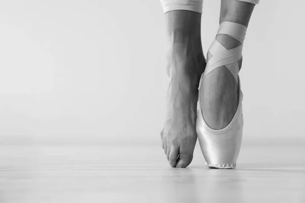 Ballerina Spitzenschuhtanz Nahaufnahme Mit Platz Für Text Schwarz Weiß Effekt — Stockfoto