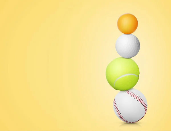 Stapel Van Verschillende Sport Ballen Lichtgele Achtergrond Ruimte Voor Tekst — Stockfoto