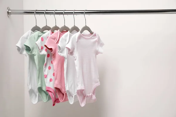 Fatos Bebê Pendurados Rack Perto Parede Branca Espaço Para Texto — Fotografia de Stock