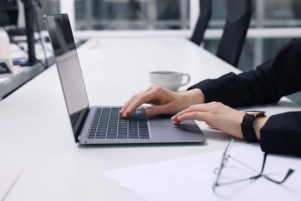 Жінка Працює Ноутбуком Білому Столі Офісі Крупним Планом — стокове фото