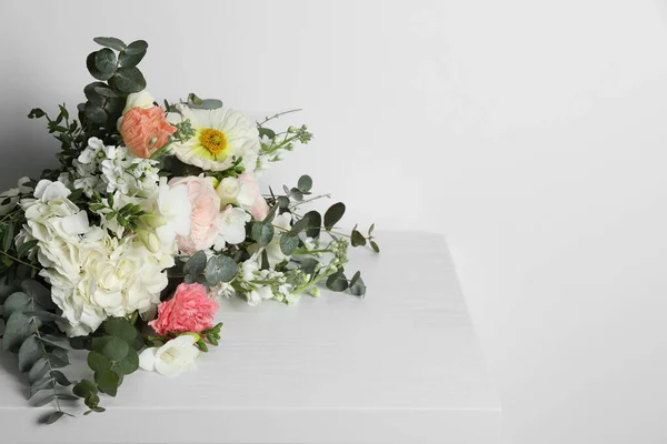 Ramillete Hermosas Flores Sobre Mesa Madera Blanca Espacio Para Texto —  Fotos de Stock
