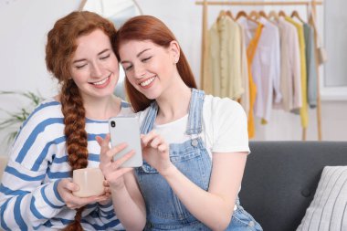 Güzel genç kız kardeşler evde birlikte vakit geçiriyorlar.