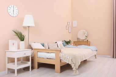 Rahat kanepe yatağı olan rahat bir oda. Çoklu işlevsel mobilya