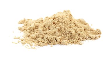 Beyaz arka planda aromatik hardal tozu yığını
