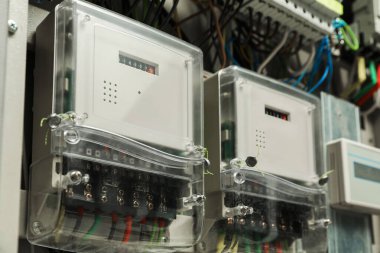 Elektrik sayaçları ve kablolar sigorta kutusunda, yakın plan.