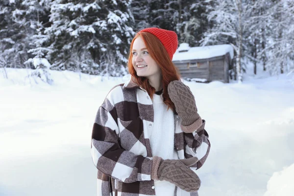 Πορτρέτο Της Όμορφης Νεαρής Γυναίκας Χιονισμένη Μέρα Εξωτερικούς Χώρους Χειμερινές — Φωτογραφία Αρχείου