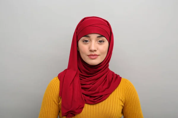 浅灰背景的头巾穆斯林妇女 — 图库照片