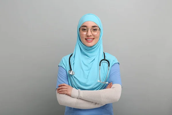 Muslimská Žena Sobě Hidžáb Lékařská Uniforma Stetoskopem Světle Šedém Pozadí — Stock fotografie