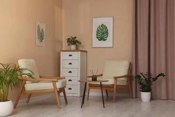 Elegante Salón Interior Con Muebles Cómodos Hermosas Cortinas Ventana — Foto de Stock