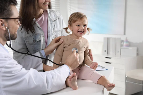 Madre Lindo Bebé Tienen Cita Con Pediatra Clínica Médico Examinando —  Fotos de Stock