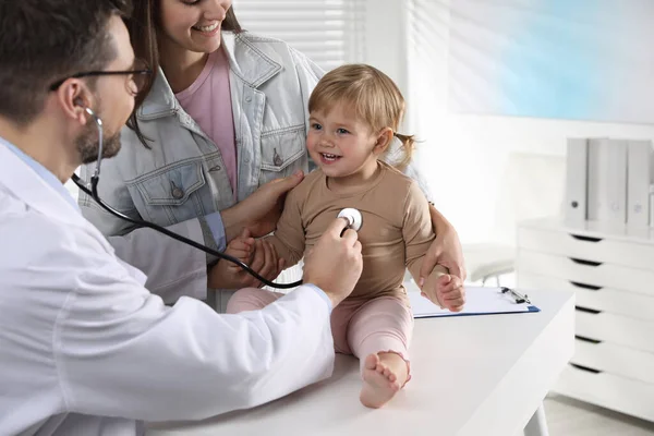 Mutter Und Ihr Süßes Baby Haben Einen Termin Beim Kinderarzt — Stockfoto