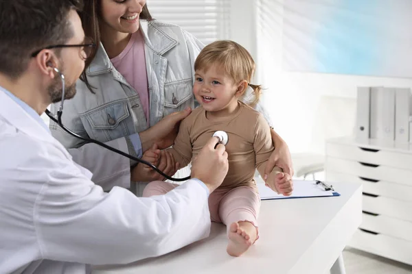 Moeder Haar Schattige Baby Hebben Een Afspraak Met Kinderarts Kliniek — Stockfoto