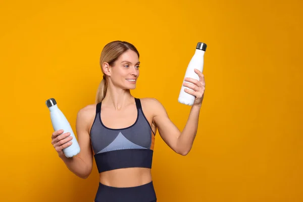 Sportlerin Mit Thermoflaschen Auf Gelbem Hintergrund Platz Für Text — Stockfoto