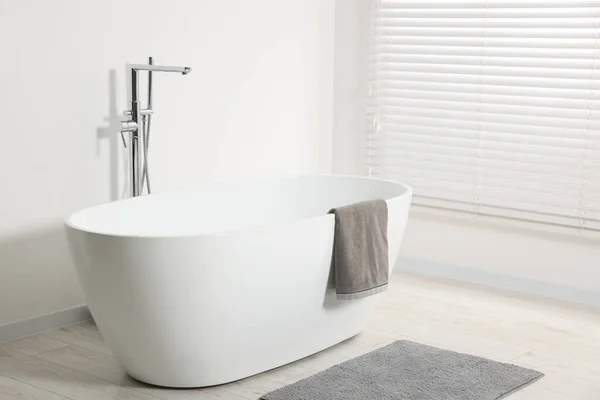 Elegante Baño Interior Con Bañera Cerámica Toalla Rizo — Foto de Stock