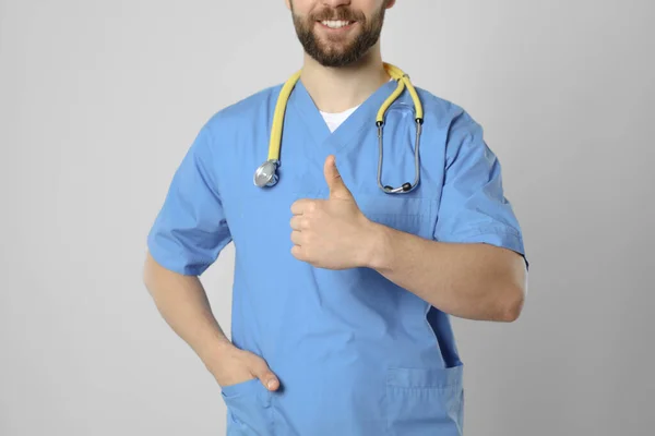 Lekarz Lub Asystent Medyczny Pielęgniarka Płci Męskiej Stetoskopem Pokazującym Kciuk — Zdjęcie stockowe