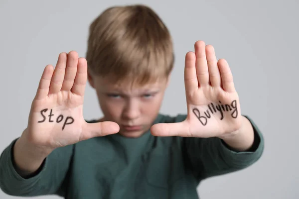 Αγόρι Δείχνει Χέρια Φράση Stop Bullying Ανοιχτό Γκρι Φόντο Επιλεκτική — Φωτογραφία Αρχείου