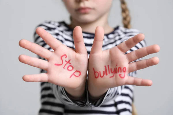 Lány Mutatja Kezét Kifejezéssel Stop Bullying Világosszürke Háttér Közelkép — Stock Fotó