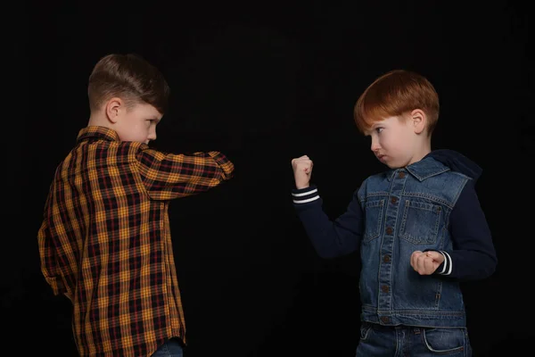Dois Rapazes Lutar Fundo Branco Intimidação Infantil — Fotografia de Stock