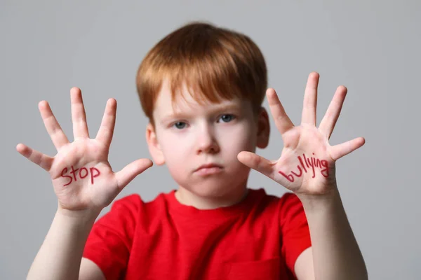 Junge Zeigt Hände Mit Satz Stop Mobbing Auf Hellgrauem Hintergrund — Stockfoto