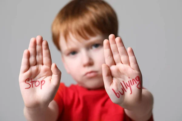 Junge Zeigt Hände Mit Satz Stop Mobbing Auf Hellgrauem Hintergrund — Stockfoto