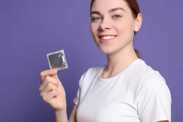Frau Mit Kondom Auf Lila Hintergrund Sicherer Sex — Stockfoto