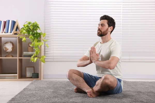 Man Earphones Meditating Home Space Text — Stock Photo, Image