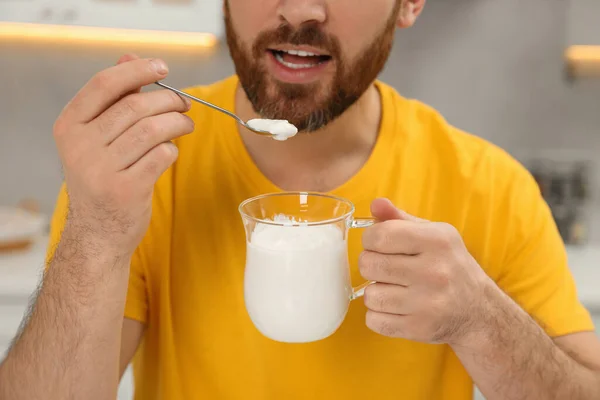 Man Äter Läcker Yoghurt Köket Närbild — Stockfoto